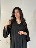 عباية نيرين بقماش كريب رموش تطريز كمبيوتر مخرم