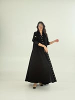 عباية وفاء بقماش كريب ملكي بتطريز اسود مع بيج