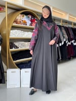 عباية رفيف بقماش كريب باربي مع اورجنزا وردي