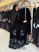 عباية ميسونة بقماش مخمل كوري بتطريز فضي