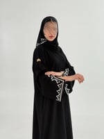 عباية رزان بقماش كريب ويفر اسود