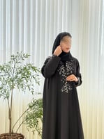 عباية منيه بقماش كريب باربي مزين بشك وحياكه يدويه