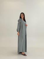 طقم الاناقة لوسي بقماش لنن ناعم مزين بكسرات رمادي