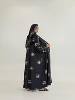 عباية الين بقماش كريب اوكراني بتطريز كحلي