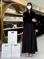 تشكيلة شتاء 2025 - عباية يولينا كريب بلاك مع مخمل...