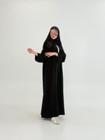 عباية لارين بقماش كريب ملكي مزين بقيطان اسود ناعمه