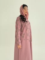 عباية جوده بقماش كريب باربي مطرز وردي