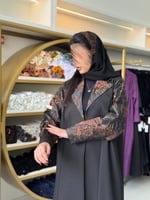 عباية رفيف بقماش كريب باربي مع اورجنزا بني