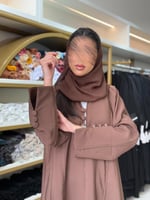 عباية ليان بقماش كريب باربي مزين بازرة بني