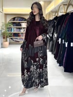 عباية ساندي بقماش مخمل كوري برغندي برسم بيج