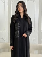 كولكشن العيد | عباية ليزا بقماش كريب رموش مزين بور...