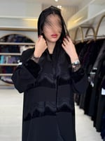 عباية جلنار بقماش كريب الابداع بلمسات مخمل ودانتل...