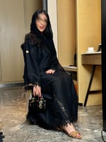 عباية سيرينا بقماش تفته كوري مزينه بدانتل وشك