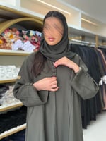 عباية ليان بقماش كريب باربي مزين بازرة زيتي