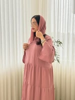 عباية رغده بقماش حرير ناعم طبقات بينك