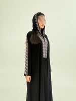 عباية سمرا بقماش كريب ملكي تدخيلات تطريز وردي