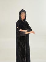 فخر بقماش مخمل كوري بطبعات اسود مزين بدانتل