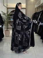 عباية تورد بقماش شيفون مبطن بتطريز هندسي