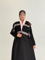 عباية ولاء بقماش كريب الاناقه مزين بتطريز وردي