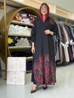 عباية لانا بقماش بلاك بيري مع شيفون برسم فوشي