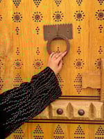 عباية المدينة كريب الابداع بتطريز ناعم بالاكمام