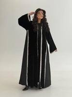 عباية غاده بقماش مخمل بتدخيلات جاكار مزين بكلفه