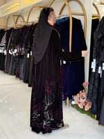 عباية ميسونة بقماش مخمل كوري بتطريز عنابي