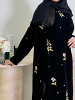 عباية تارا بقماش مخمل كوري بتطريز نثر اصفر