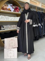 عباية كاميلا بقماش كريب الاناقة وتطريز بكسرات جانب...