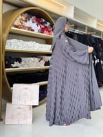 عباية لوانا بقماش راما بكسرات رمادي فاتح