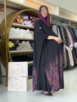 عباية لانا بقماش بلاك بيري مع شيفون برسم بنفسجي