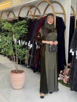 عباية تانيا بقماش مخمل كوري مع كريب زيتي