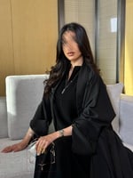 عباية سيلفيا بقماش كريب ويفر مزين بشك