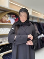 عباية هتون بقماش كريب باربي مزين بشك اسود