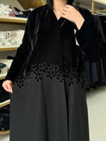 تشكيلة شتاء 2025 - عباية يولينا كريب بلاك مع مخمل...