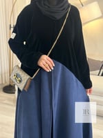 عباية الحنان l بقماش شامواه كحلي مع مخمل اسود