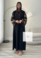 عباية الفنانيس بتطريز اكمام ملون