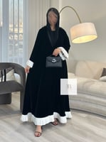 عباية وتين l بقماش مخمل مزين بكسرات ابيض - اسود