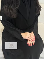 عباية لمياء بقماش كريبات فونتاستك ابو خطوط - اسود