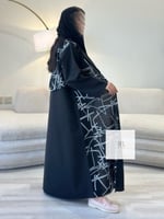 عباية جوخ تدخيلات تطريز ابيض - اسود