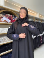 عباية ميلاس بقماش كريب الاناقة بتطريز ورود كحلي