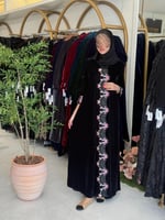 عباية نقاء بقماش مخمل كوري مزين بتطريز انيق