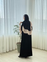 عباية مادلي بقماش مخمل كوري مزين بكسرات حرير بيج