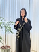 بليزر | عباية ملكه بقماش كريب الاناقه مزين بشك ذهب...