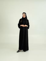 عباية لارين بقماش كريب ملكي مزين بقيطان كحلي 2