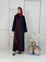 عباية هدى بقماش كريب باربي مزين بهدب وشك احمر