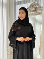 عباية ازلينا بقماش كريب رموش مزين بشك ناعم اسود