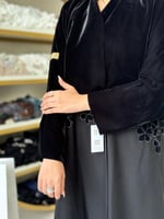 تشكيلة شتاء 2025 - عباية يولينا كريب بلاك مع مخمل...