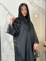 عباية سيرينا بقماش تفته كوري مزينه بدانتل وشك
