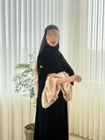 عباية مادلي بقماش مخمل كوري مزين بكسرات حرير بيج